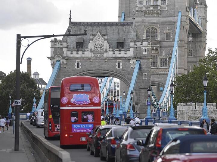Fahrzeuge stehen auf der Zufahrtsstraße der Tower Bridge im Stau, nachdem die Brücke geöffnet wurde.