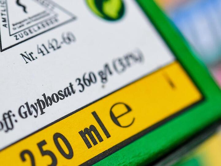 Verpackung eines Unkrautvernichtungsmittels, das den Wirkstoff Glyphosat enthält. Der Agrarchemie- und Pharmakonzern Bayer bekommt bei der angestrebten Einigung im milliardenschweren US-Glyphosatstreit erneut Gegenwind.