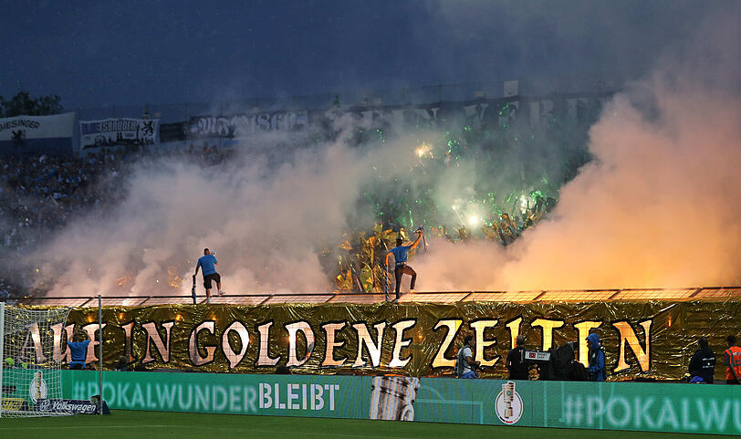 Das goldene Spruchband der Löwen-Fans – da hätte es die Pyrotechnik eigentlich gar nicht mehr gebraucht...