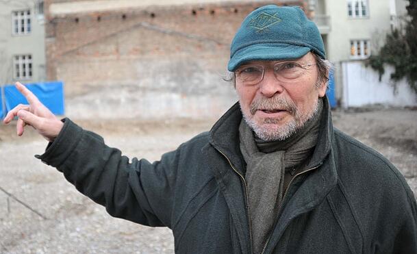 Gerd "Manila" Waldhauser (hier auf einer Aufnahme aus dem Jahr 2012) ist seit 1969 Wirt der "Schwabinger 7". Gerd "Manila" Waldhauser (hier auf einer Aufnahme aus dem Jahr 2012) ist seit 1969 Wirt der "Schwabinger 7".