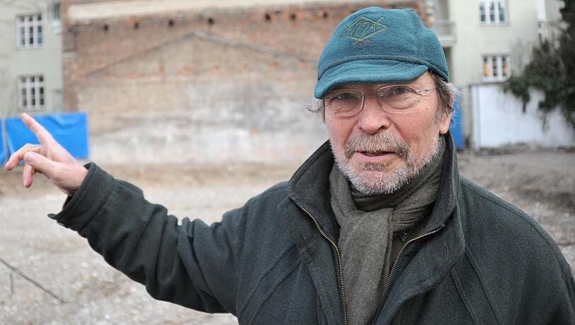 Gerd "Manila" Waldhauser (hier auf einer Aufnahme aus dem Jahr 2012) ist seit 1969 Wirt der "Schwabinger 7". Gerd "Manila" Waldhauser (hier auf einer Aufnahme aus dem Jahr 2012) ist seit 1969 Wirt der "Schwabinger 7".
