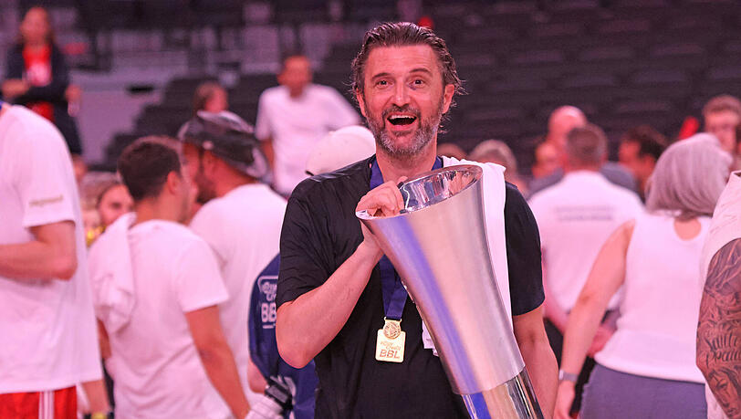 Geschäftsführer Marko Pesic nach dem Sieg mit Pokal in der Hand. Geschäftsführer Marko Pesic nach dem Sieg mit Pokal in der Hand.