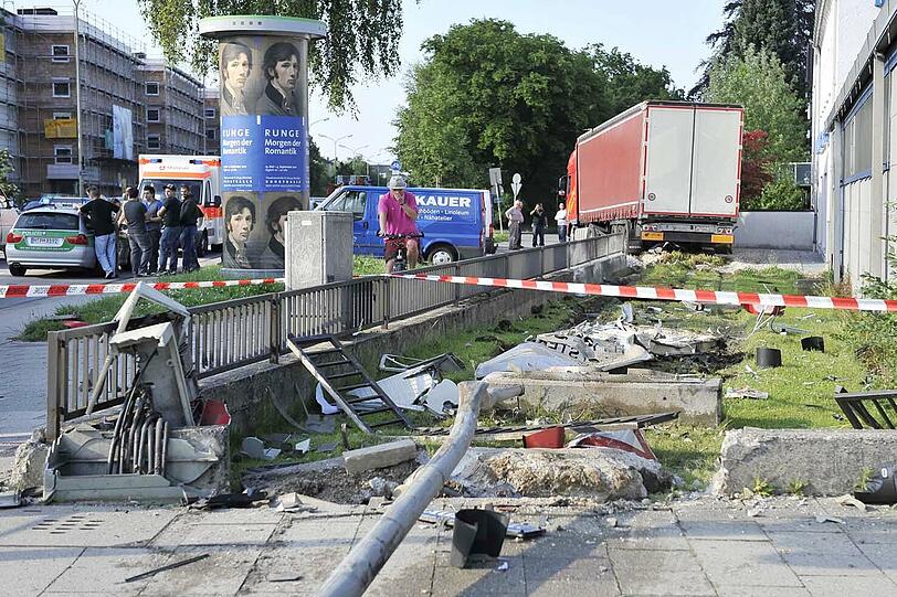 Einfach niedergemäht: eine Ampelanlage und Firmenschilder.
