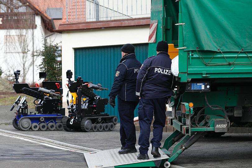 Evakuation: Sprengstoffroboter tasten sich an die scharfe Waffensammlung an.