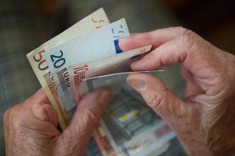 Bezahlt der Prinz Steuern? 
Ja, er zahlt 50 Prozent Einkommensteuer auf seine Einkünfte seiner "Duchy of Cornwall"-Besitztümer. Das Finanzamt prüft seine Steuern.