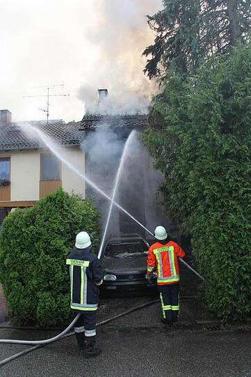 Rauchschwaden in Eiselfing: Ein Wohnhaus steht in Flammen.