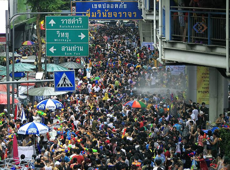 Neujahr in Thailand. Auf dem traditionellen Sonkran Festival bespritzen sich die Teilnehmer mit Wasser.