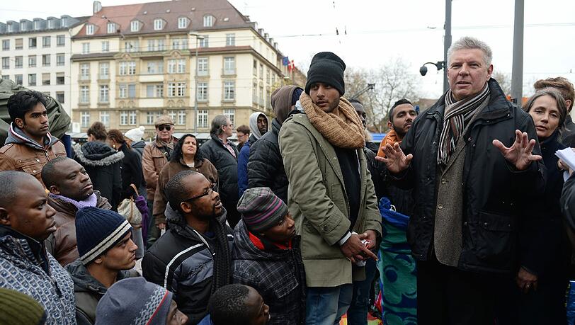 Sollen gezielte Hilfe erhalten, um die erste Zeit in ihrem Zufluchtsland zu bewältigen: Flüchtlinge in München, hier mit OB Dieter Reiter. Sollen gezielte Hilfe erhalten, um die erste Zeit in ihrem Zufluchtsland zu bewältigen: Flüchtlinge in München, hier mit OB Dieter Reiter.