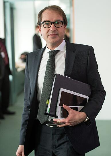 Verkehrsminister Alexander Dobrindt war mit Frank-Walter Steinmeier als einer der ersten Politiker am Unglücksort. Am Dienstag Nachmittag flogen sie nach Südfrankreich, um die Stelle zu besichtigen.
