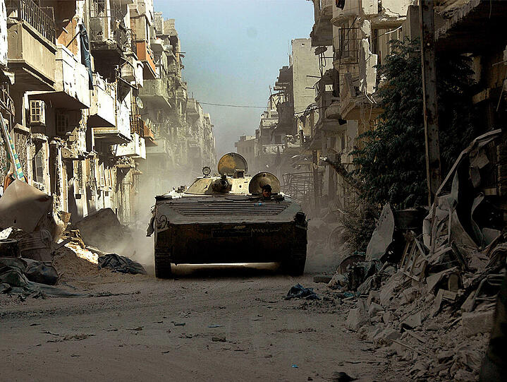 Eine syrische Patrouille in der zerstörten Stadt Homs. (Symbolbild)