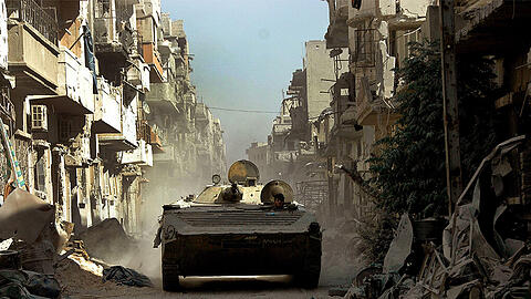 Eine syrische Patrouille in der zerstörten Stadt Homs. (Symbolbild)