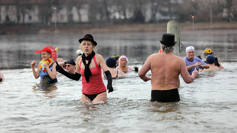 Die "Berliner Seehunde" beim Neujahrsschwimmen im Orankesee.
