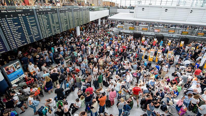 Gestrandet: Fluggäste warten am Terminal 2.