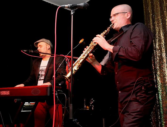 Die Lange Nacht der Musik. Im Galli Theater Café präsentieren Red Manhole
ihren &bdquo;IndieKlezmerPsychoPunkCabaret&ldquo;.