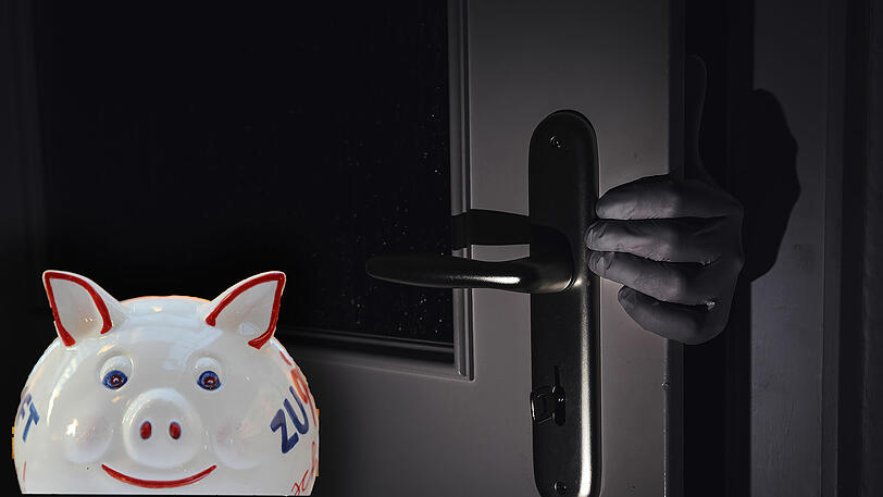 Ein Räuber erpresste eine Frau mit einer Glasflasche und nahm schließlich den Inhalt eines Sparschweins mit. (Symbolfoto)