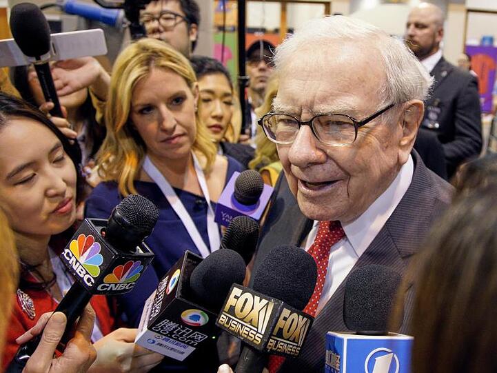 Staranleger Warren Buffett hat beim jährlichen Aktionärstreffen seiner Investmentgesellschaft Berkshire Hathaway Zahlen präsentiert.
