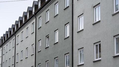 Hinter der Wohnanlage befindet sich eine Grünanlage, die bald für weitere Wohnungen weichen soll. (Archivbild)