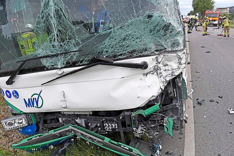 Im Bus wurde ein achtjähriges Mädchen verletzt, das in die Kinderklinik Schwabing nach München gebracht wurde.