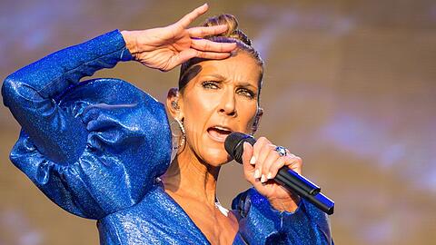 Céline Dion soll trotz ihrer schweren Erkrankung hart dafür arbeiten, noch einmal auf der Bühne stehen zu können.