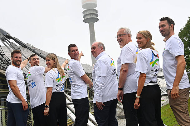 Sportler-Stimmen für Olympia: Bei der Diskussionsrunde im September in München posiert Felix Neureuther (r.)  unter anderem mit FC-Bayern-Ehrenpräsident Uli Hoeneß und Innenminister Joachim Herrmann. Sportler-Stimmen für Olympia: Bei der Diskussionsrunde im September in München posiert Felix Neureuther (r.)  unter anderem mit FC-Bayern-Ehrenpräsident Uli Hoeneß und Innenminister Joachim Herrmann.
