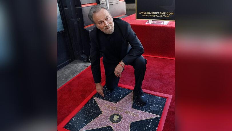 Franco Nero zeigt stolz seinen Stern auf dem Hollywood Walk of Fame.