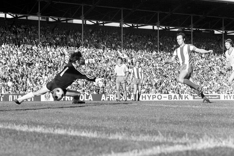 Kaiserliche Bestmarke: Der Torrekord des FC Bayern um Franz Beckenbauer (rechts, beim Einschuss gegen Braunschweigs Torhüter Bernd Franke) steht seit 1971/72 bei 101 Treffern. Nun wankt er. Kaiserliche Bestmarke: Der Torrekord des FC Bayern um Franz Beckenbauer (rechts, beim Einschuss gegen Braunschweigs Torhüter Bernd Franke) steht seit 1971/72 bei 101 Treffern. Nun wankt er.