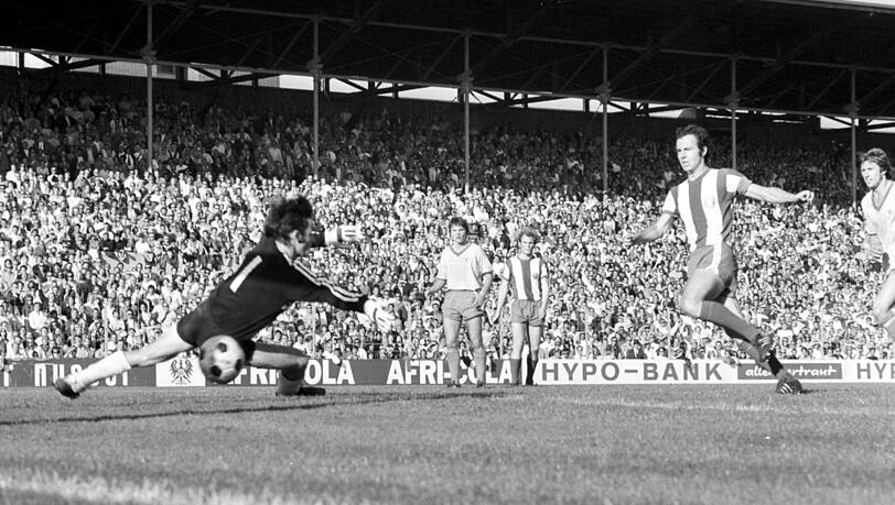 Kaiserliche Bestmarke: Der Torrekord des FC Bayern um Franz Beckenbauer (rechts, beim Einschuss gegen Braunschweigs Torhüter Bernd Franke) steht seit 1971/72 bei 101 Treffern. Nun wankt er. Kaiserliche Bestmarke: Der Torrekord des FC Bayern um Franz Beckenbauer (rechts, beim Einschuss gegen Braunschweigs Torhüter Bernd Franke) steht seit 1971/72 bei 101 Treffern. Nun wankt er.