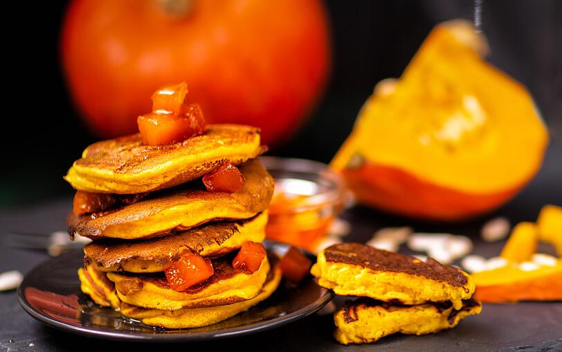 Auch in süßen Pancakes macht Kürbis als Zutat richtig was her. Er verleiht ihnen nicht nur eine tolle Farbe, die Pancakes werden auch noch schön fluffig. Noch mit Ahornsirup verfeinern und genießen! Auch in süßen Pancakes macht Kürbis als Zutat richtig was her. Er verleiht ihnen nicht nur eine tolle Farbe, die Pancakes werden auch noch schön fluffig. Noch mit Ahornsirup verfeinern und genießen!