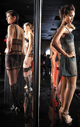 Sündig, sinnlich, sexy: Dessous-Hersteller La Perla präsentierte auf der Fashion Week in New York seine neuste Kollektion. Wir zeigen die verführerischen Dessou-Bilder!