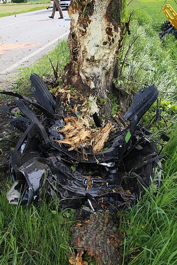 Das Auto ist vollkommen zerstört. Wieso der Fahrer mit seinem Fahrzeug gegen einen Baum prallte, ist bisher noch unklar.