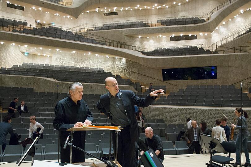 Mariss Jansons bespricht sich mit dem Komponisten Thomas Larcher.