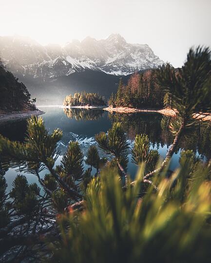 Motiv: Über dem Eibsee. Fotograf Marcel Siebert: "Ein Bild, das über zwei Jahre auf meiner Festplatte warten musste, bis ich es mal veröffentlicht habe. Es ist tatsächlich auf einer meiner ersten Reisen mit einer Kamera in der Hand entstanden. Der Eibsee ist zu jeder Jahreszeit ein Muss für Naturliebhaber und Fotografen."