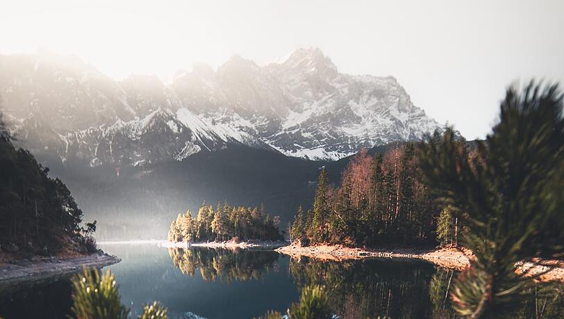 Motiv: Über dem Eibsee. Fotograf Marcel Siebert: "Ein Bild, das über zwei Jahre auf meiner Festplatte warten musste, bis ich es mal veröffentlicht habe. Es ist tatsächlich auf einer meiner ersten Reisen mit einer Kamera in der Hand entstanden. Der Eibsee ist zu jeder Jahreszeit ein Muss für Naturliebhaber und Fotografen." Motiv: Über dem Eibsee. Fotograf Marcel Siebert: "Ein Bild, das über zwei Jahre auf meiner Festplatte warten musste, bis ich es mal veröffentlicht habe. Es ist tatsächlich auf einer meiner ersten Reisen mit einer Kamera in der Hand entstanden. Der Eibsee ist zu jeder Jahreszeit ein Muss für Naturliebhaber und Fotografen."
