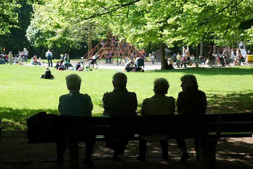 Senioren beobachten das wilde Treiben der Kinder auf dem Spielplatz.