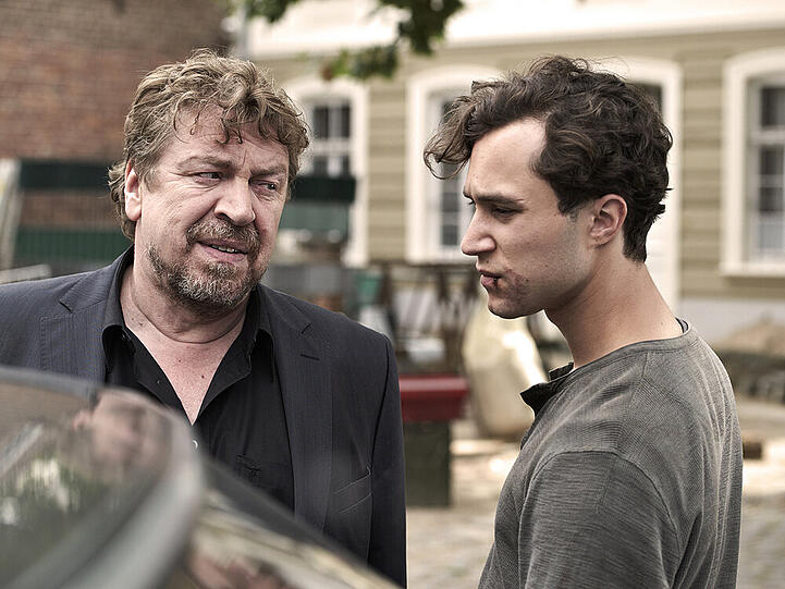 Ralf Trimborn (Armin Rohde, l.) tyrannisiert seinen Sohn Erik (Ludwig Trempte)