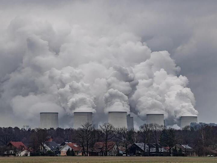 Wasserdampf steigt aus den Kühltürmen des Braunkohlekraftwerks Jänschwalde der Lausitz Energie Bergbau AG.