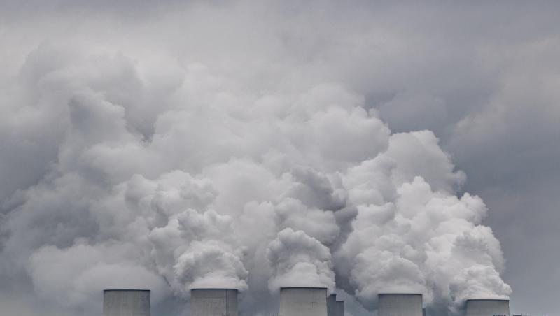 Wasserdampf steigt aus den Kühltürmen des Braunkohlekraftwerks Jänschwalde der Lausitz Energie Bergbau AG. Wasserdampf steigt aus den Kühltürmen des Braunkohlekraftwerks Jänschwalde der Lausitz Energie Bergbau AG.