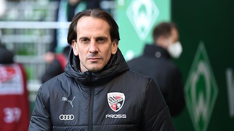 Rüdiger Rehm, Trainer vom FC Ingolstadt, auf dem Weg zur Bank.