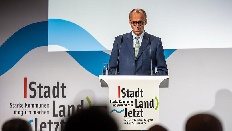 Bundeskanzler Friedrich Merz (CDU) äußert sich beim Kommunalkongress des Deutschen Städte- und Gemeindebundes auch zur Gerichtsentscheidung, die Zweifel an der Rechtmäßigkeit des Vorgehens der Bundesregierung an den Grenzen anführt.