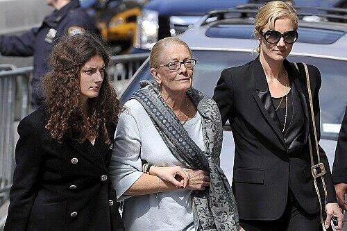 Vanessa Redgrave mit ihrer Tochter Joely (r.) auf dem Weg zur Totenwache für Tochter Natasha
