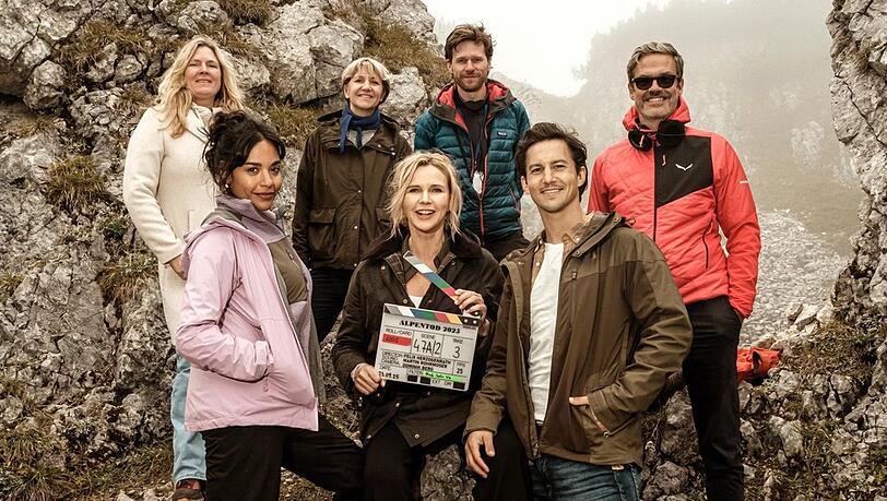 Das Produktionsteam zeigt sich zum Drehstart gut gelaunt - vorne die Hauptdarsteller Salka Weber (l.), Veronica Ferres und Tim Oliver Schultz.