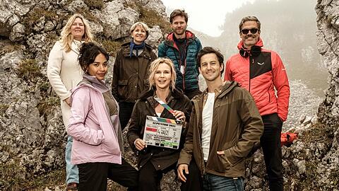 Das Produktionsteam zeigt sich zum Drehstart gut gelaunt - vorne die Hauptdarsteller Salka Weber (l.), Veronica Ferres und Tim Oliver Schultz.
