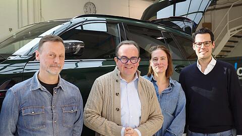 Clemens Baumg&auml;rtner mit Katharina Koepf von der Designagentur Designliga und dem CSU-Stadtratskandiat Laurenz Kiefer (rechts) in der Werkstatt von Ramon Wegner (links) auf dem Gel&auml;nde des Gasteig HP8.