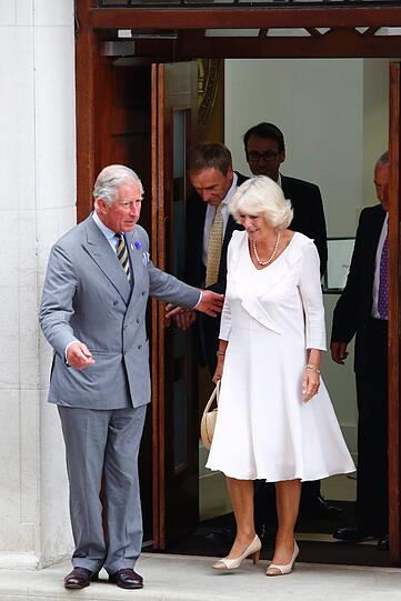 Prinz Charles mit seiner Frau Camilla vor dem Krankenhaus.