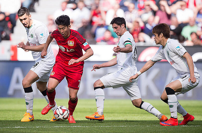 Der Südkoreaner Son (in Rot) wechselte vor der Saison 2013/2014 für eine Ablöse von zehn Millionen Euro vom Ligakonkurrenten Hamburger SV zu Bayer Leverkusen.