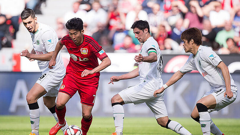 Der Südkoreaner Son (in Rot) wechselte vor der Saison 2013/2014 für eine Ablöse von zehn Millionen Euro vom Ligakonkurrenten Hamburger SV zu Bayer Leverkusen. Der Südkoreaner Son (in Rot) wechselte vor der Saison 2013/2014 für eine Ablöse von zehn Millionen Euro vom Ligakonkurrenten Hamburger SV zu Bayer Leverkusen.