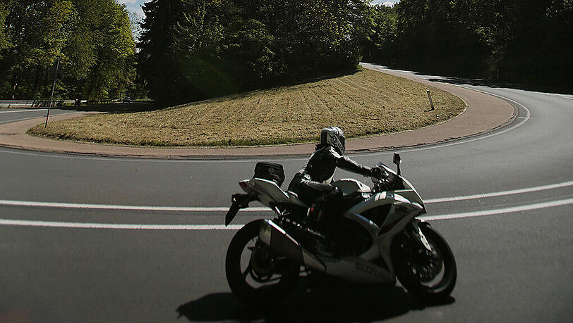 Mit den ersten Sonnentagen beginnt die Motorradsaison. Ein Training kann helfen, ein Gefühl für die Maschine zu bekommen. Mit den ersten Sonnentagen beginnt die Motorradsaison. Ein Training kann helfen, ein Gefühl für die Maschine zu bekommen.