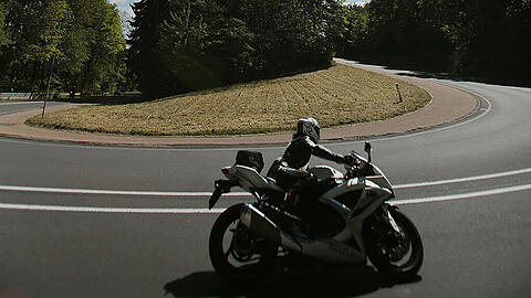 Mit den ersten Sonnentagen beginnt die Motorradsaison. Ein Training kann helfen, ein Gefühl für die Maschine zu bekommen.