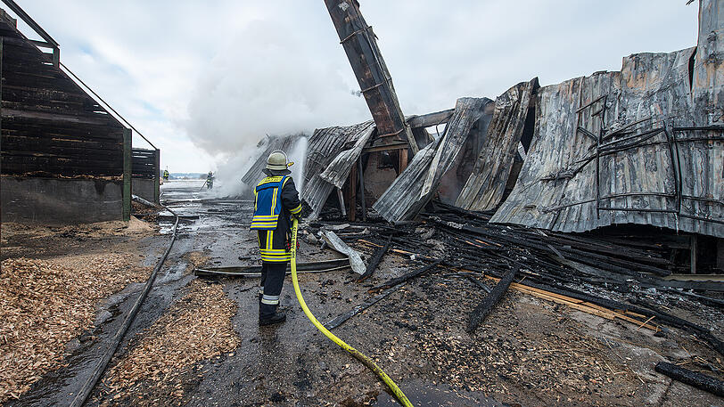 Die Feuerwehren waren stundenlang im Einsatz, um den Brand zu löschen. Der Sachschaden beträgt Schätzungen zufolge 2,5 Millionen Euro.