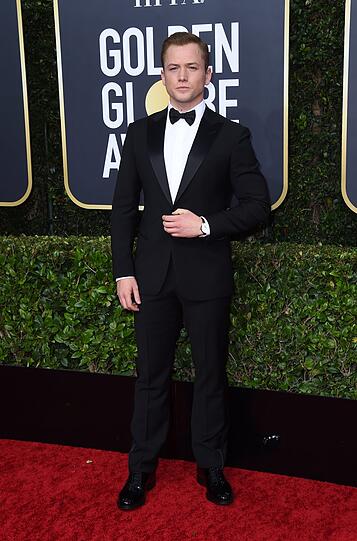 Taron Egerton wirkt in schlichten Smoking nach seiner bunten Performance als Elton John in "Rocketman" etwas farblos.